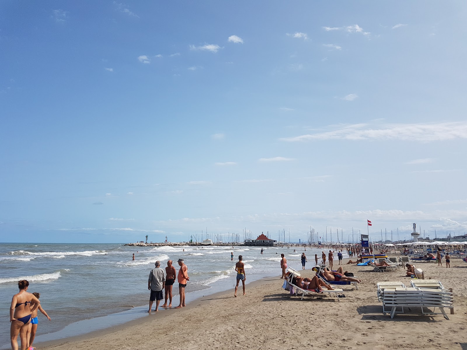 Photo de Spiaggia Milano Marittima avec sable fin et lumineux de surface