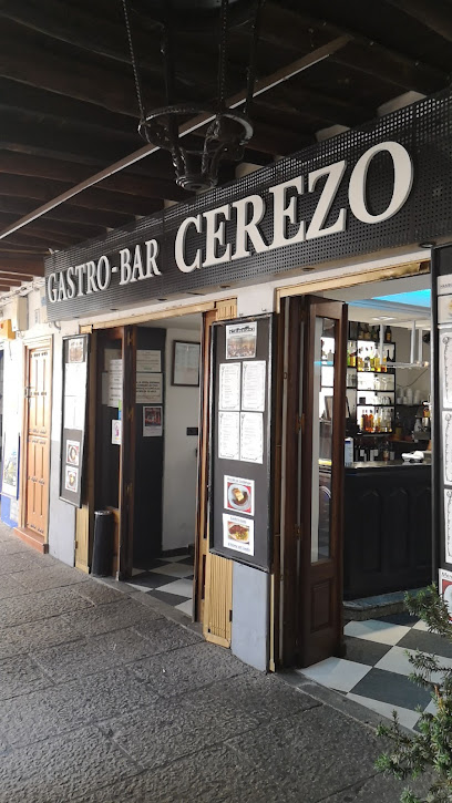 Castro-bar Cerezo - Plaza Sta. María de Guadalupe, 32, 10140 Guadalupe, Cáceres, Spain