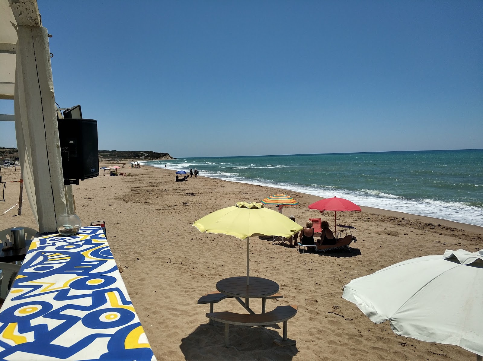 Spiaggia di Kamarina II'in fotoğrafı turkuaz saf su yüzey ile