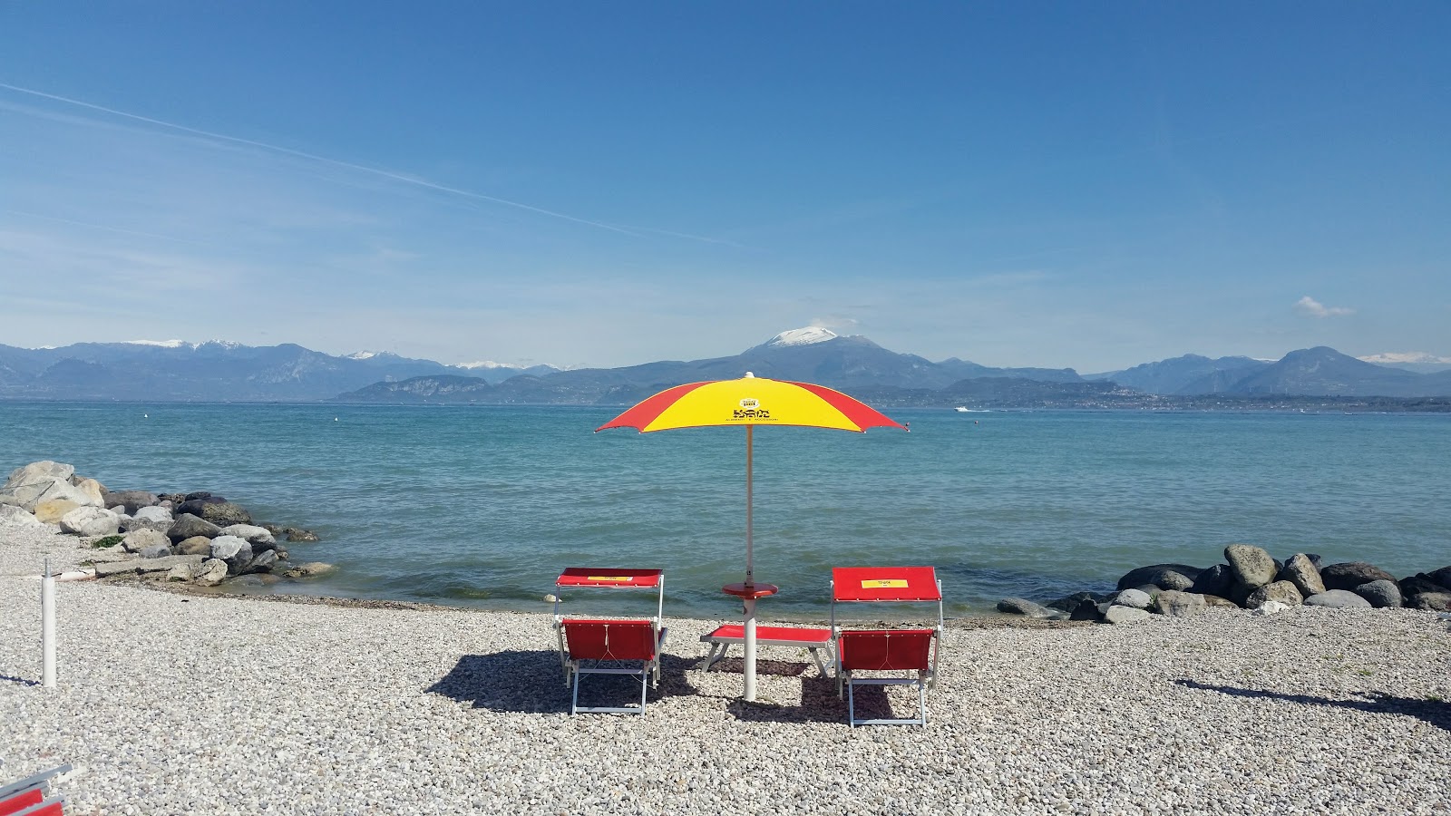 Foto de Spiaggia Peschiera - lugar popular entre os apreciadores de relaxamento