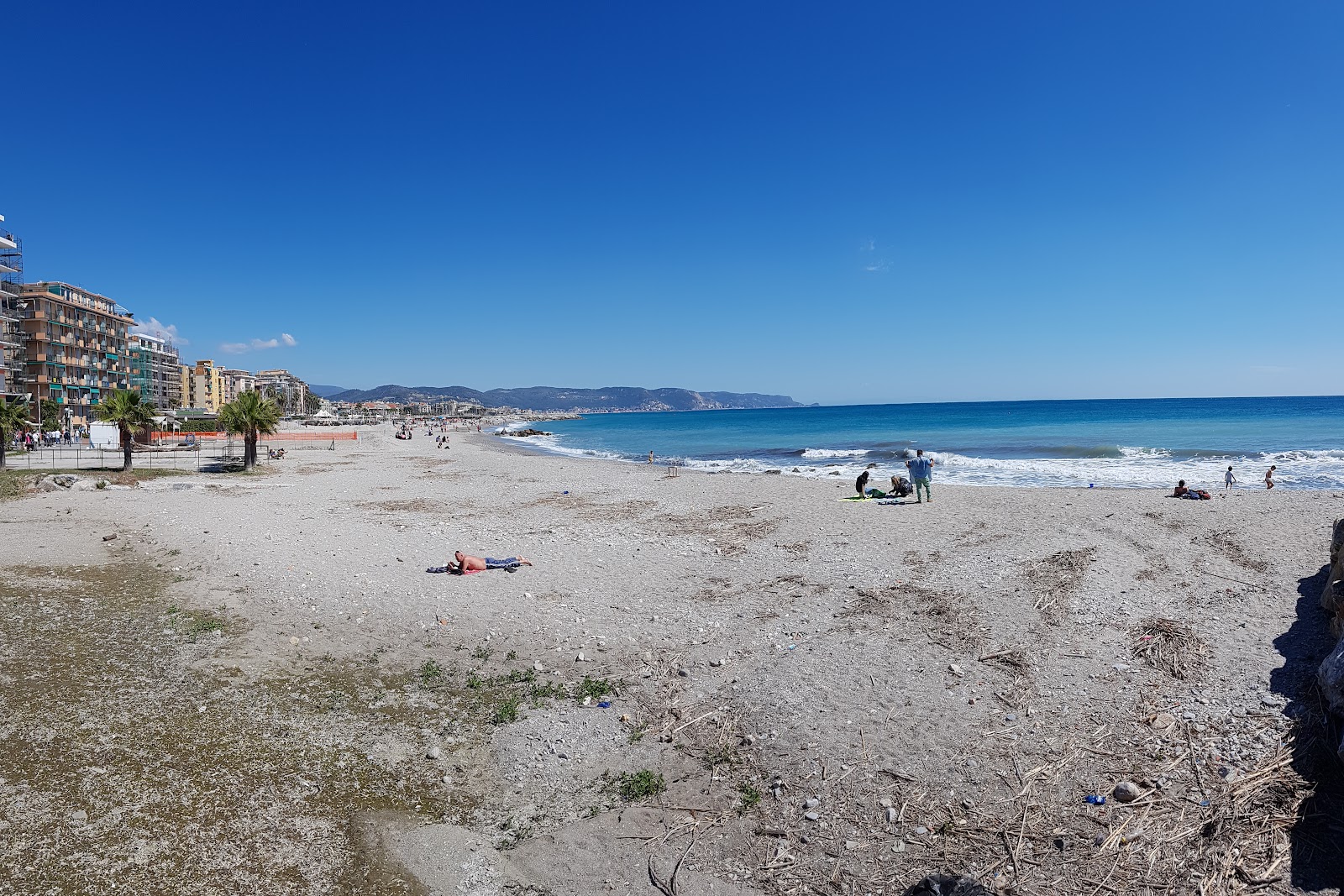 Foto van Spiaggia di Borghetto met grijze fijne kiezelsteen oppervlakte