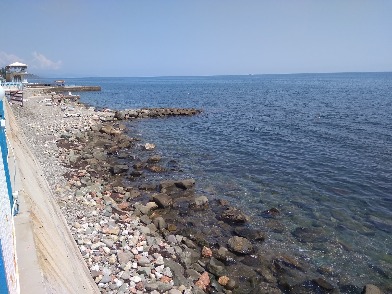 Fotografie cu Semydvir'ya beach sprijinit de stânci