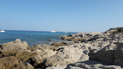 Foto von Plage de l'amour umgeben von Bergen