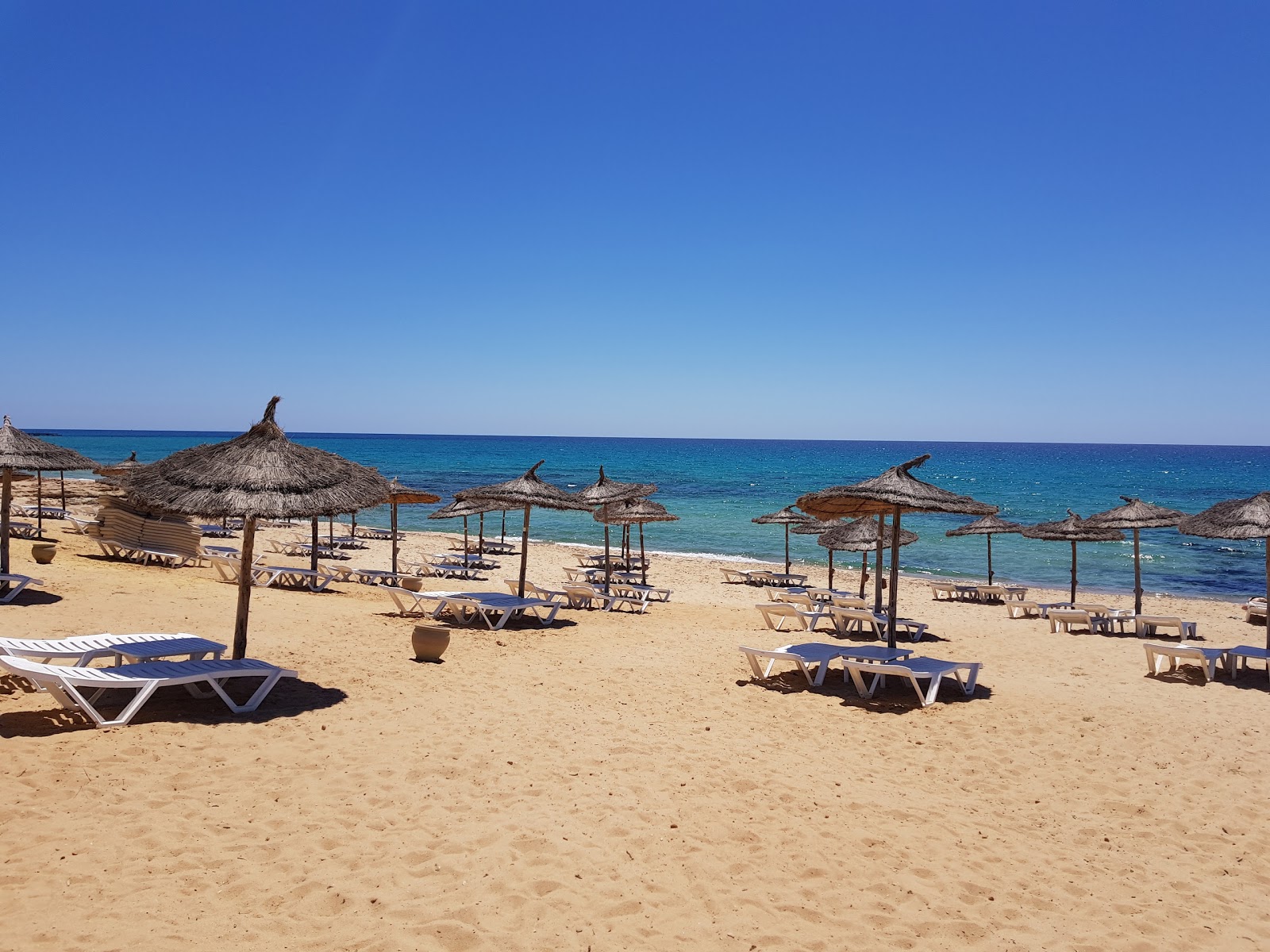 Foto de Plage de Hammamet IV com areia fina e brilhante superfície