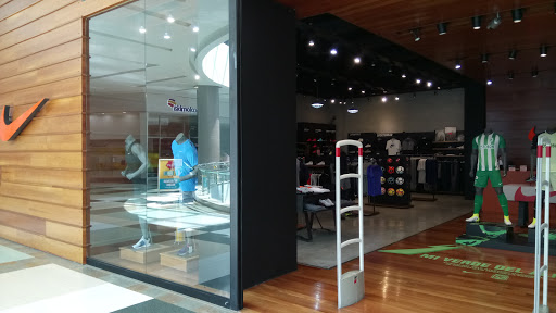 Stores to buy women's parka Medellin