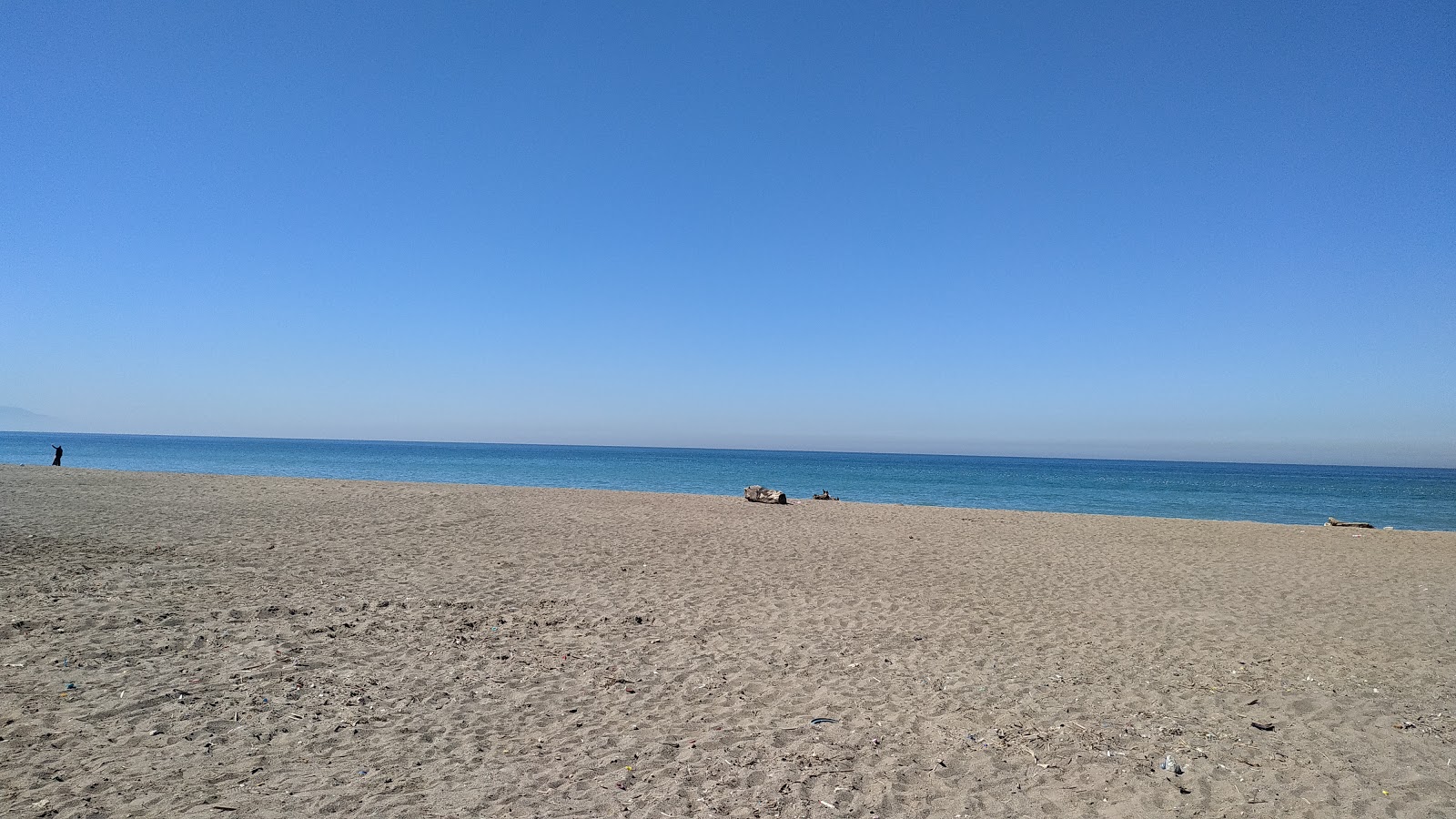 Foto de Plage Khelloufi con arena beige superficie