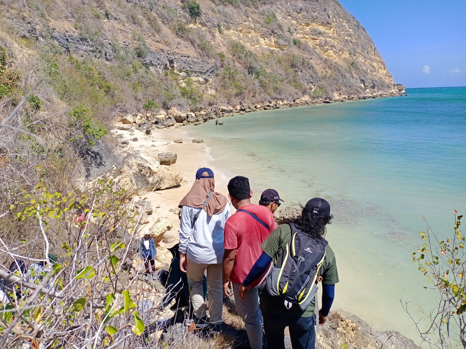 Batu Jangak Beach的照片 带有明亮的沙子和岩石表面