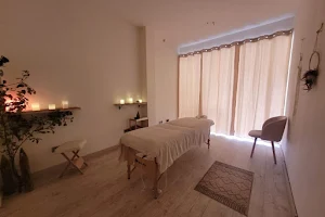 Sandra massatges terapèutics image