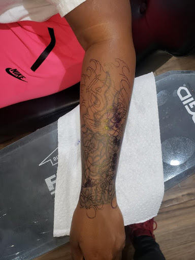 Tattoo Shop «Hollywood Tattoos», reviews and photos, 104 Market St, Newark, NJ 07102, USA