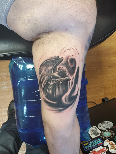 Tattoo Shop «Celebrity Tattoos», reviews and photos, 9520 Highland Rd, White Lake, MI 48386, USA