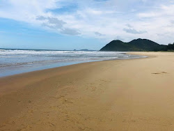 Photo de Quan Lan Beach II avec rivage droit, long