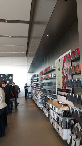 Computer Store «Apple Eton», reviews and photos, 28849 Chagrin Blvd, Woodmere, OH 44122, USA