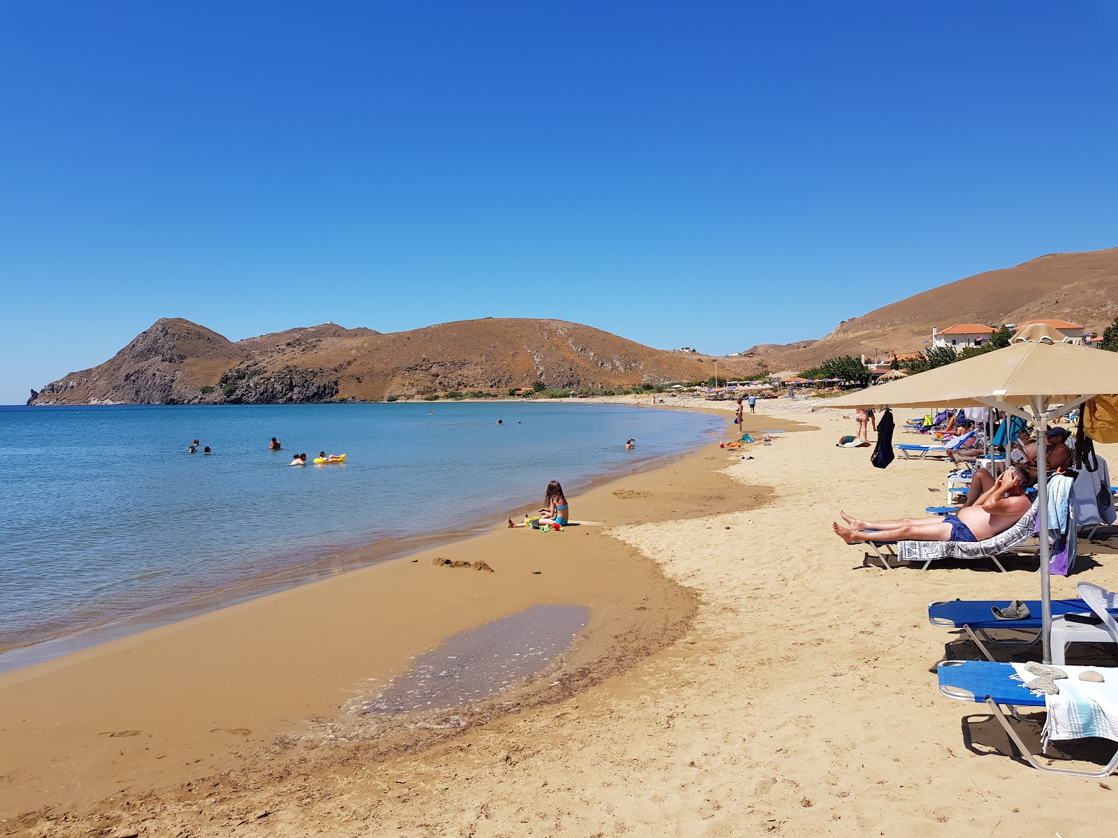 Foto de Agios Ioannis beach com areia marrom superfície