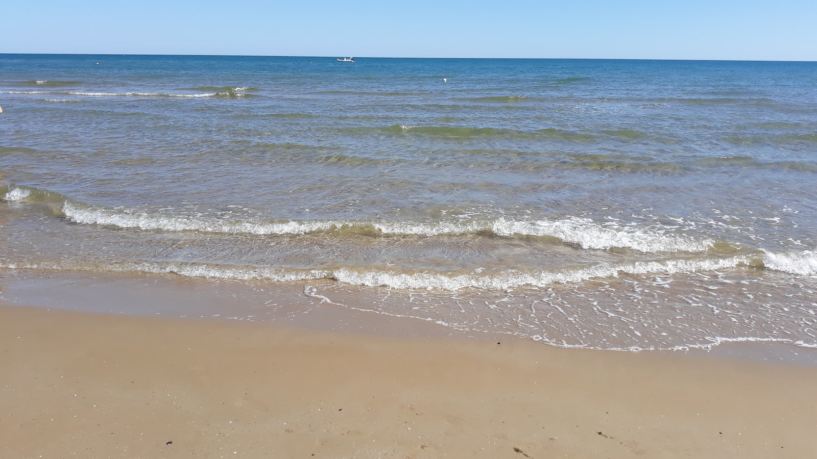 Foto van Baia del Gusmay met turquoise puur water oppervlakte