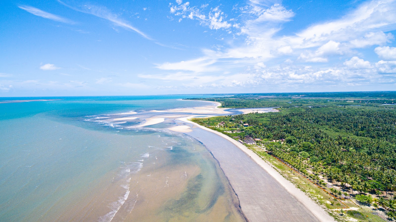 Photo de Praia de Santo Antonio - Santa Cruz Cabralia avec rivage droit, long