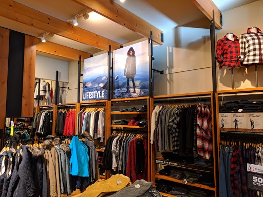 Clothing Store «Eddie Bauer», reviews and photos, 436 Nichols Rd, Kansas City, MO 64112, USA
