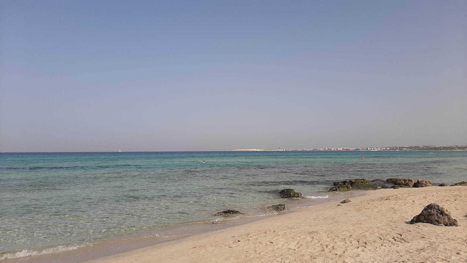 Valokuva Spiaggia degli Innamoratiista. pinnalla turkoosi puhdas vesi:n kanssa