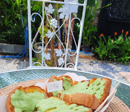 Tree cafe photo
