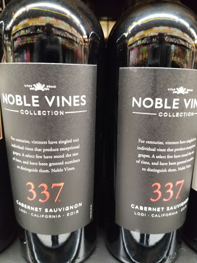 Liquor Store «Gold Crown Liquors Store», reviews and photos, 3425 N Clark St, Chicago, IL 60657, USA