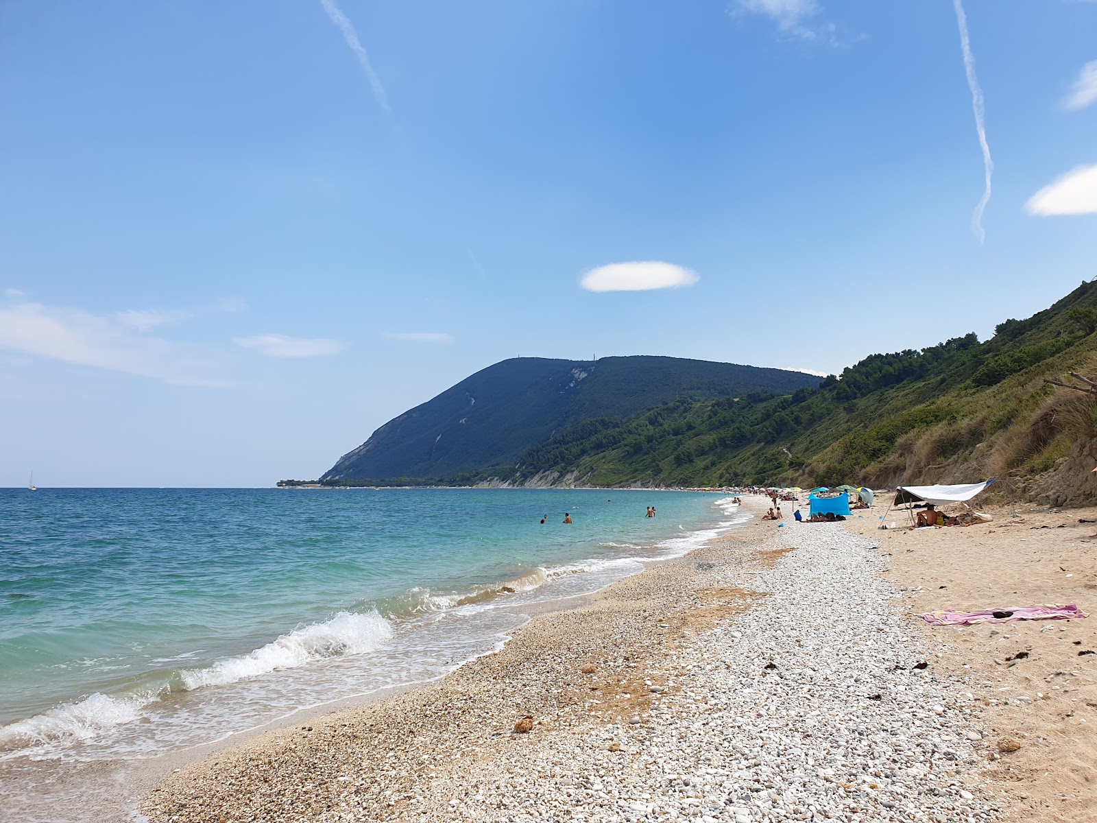 Foto di Spiaggia Mezzavalle con una superficie del sabbia beige e ciottoli