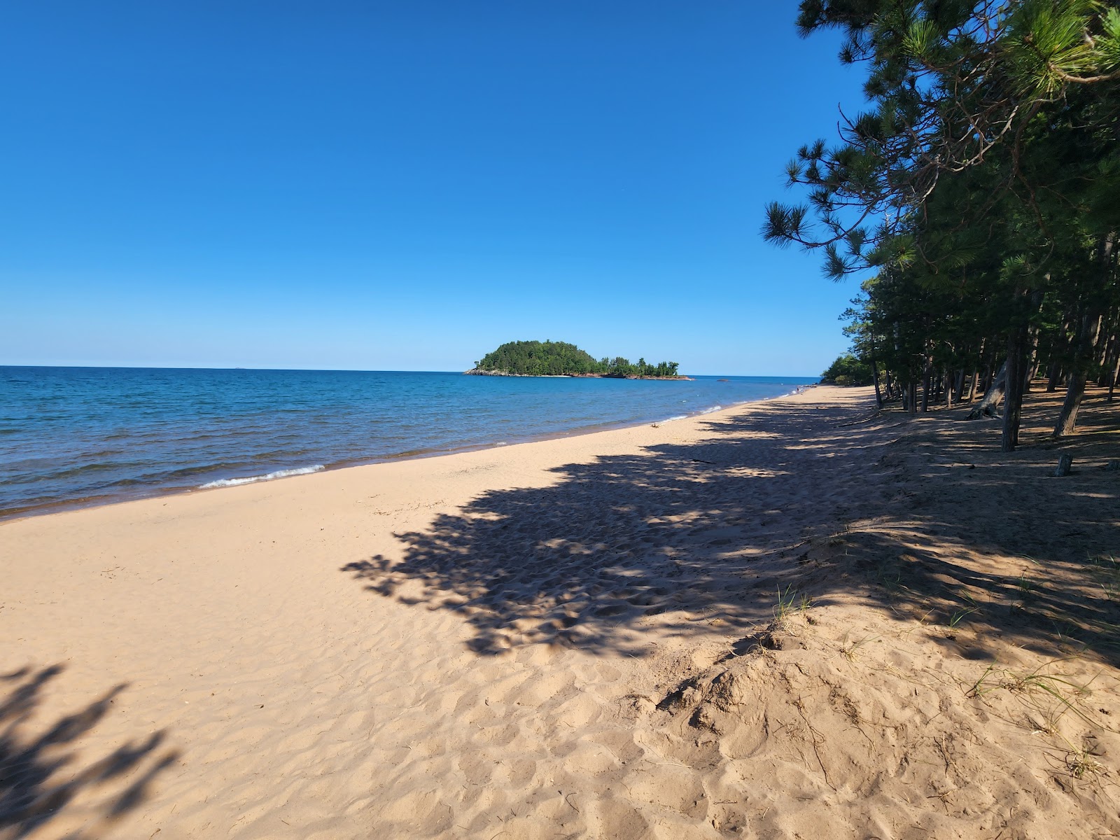 Foto di Little Presque Beach con una superficie del sabbia beige