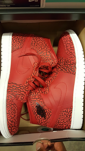 Clothing Store «Nike Factory Store», reviews and photos, 102 The Arches Cir, Deer Park, NY 11729, USA