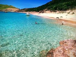 Colombier beach'in fotoğrafı uçurumlarla desteklenmiş