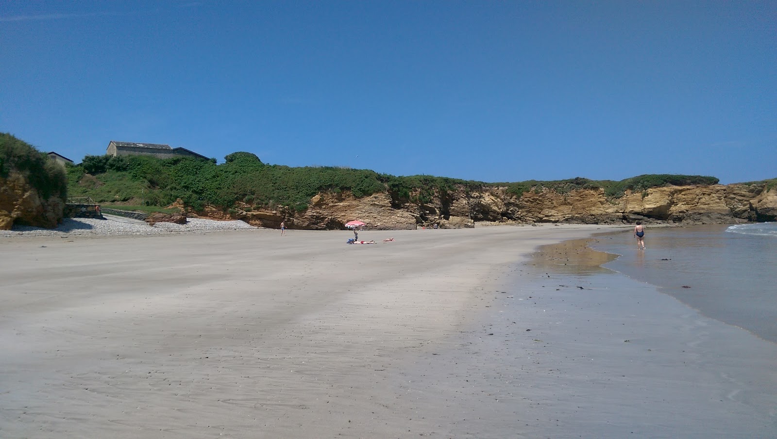 Foto de Playa de Santa Gadea com água turquesa superfície