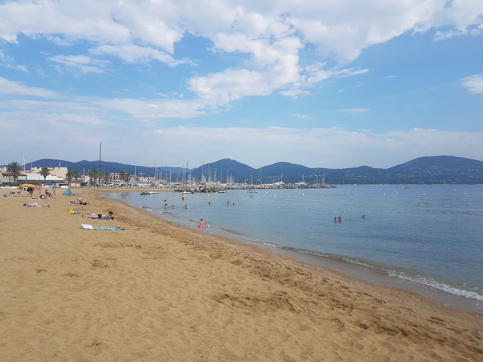 Marina Cogolin Plajı'in fotoğrafı kısmen temiz temizlik seviyesi ile