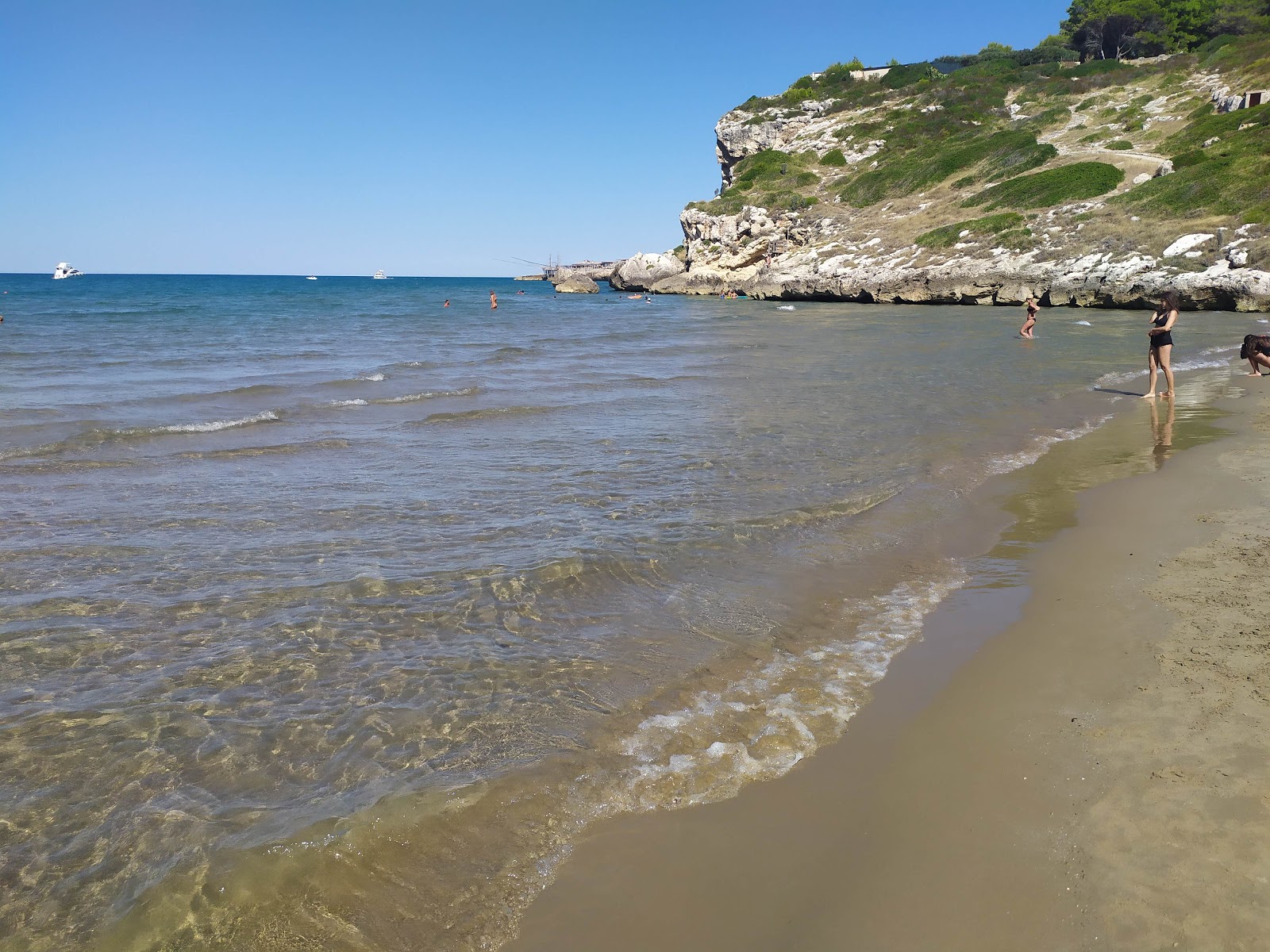 Spiaggia di Procinisco'in fotoğrafı dağlarla çevrili