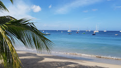 Foto di Plage du Bourg sorretto da scogliere