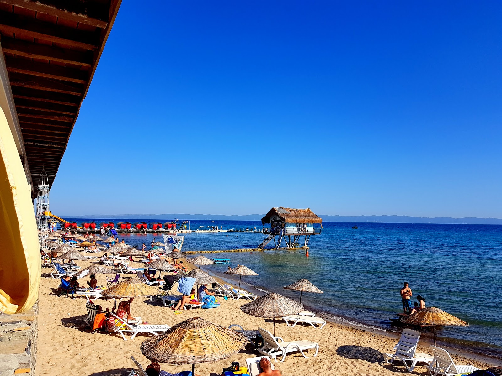 Foto di Spiaggia di Altunhan con una superficie del acqua cristallina