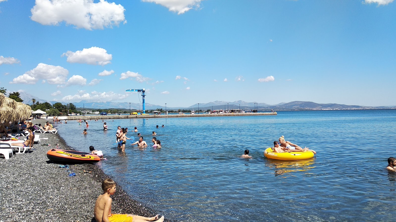 Foto di Politikon beach con una superficie del piccoli ciottoli grigi
