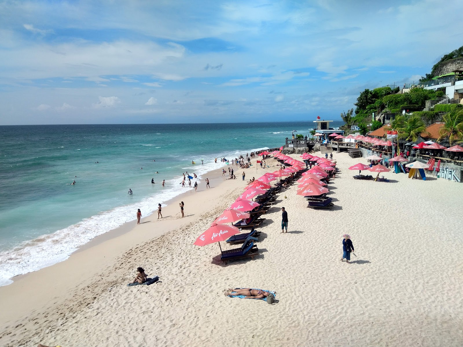 Foto von Traumstrand mit feiner beiger sand Oberfläche