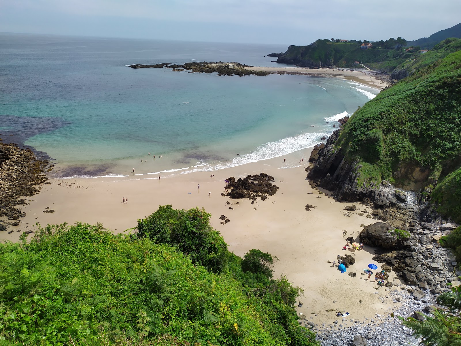 Fotografie cu Playa Aramal cu o suprafață de nisip strălucitor