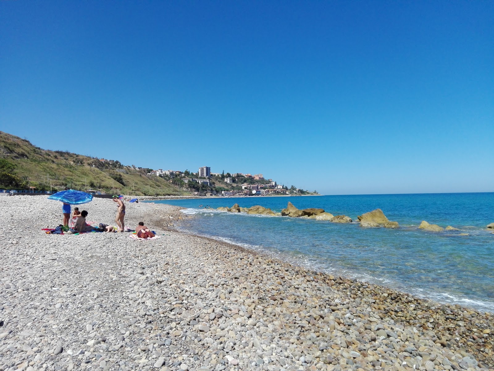 Fotografie cu Spiaggia Santo Stefano di Camastra cu o suprafață de pietricel cenușiu