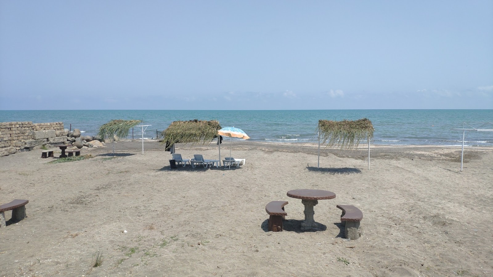 Foto di Astara Beach con una costa spaziosa
