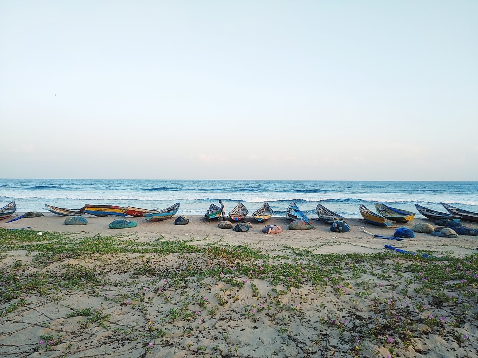 Foto de Dokulapadu Beach con recta y larga