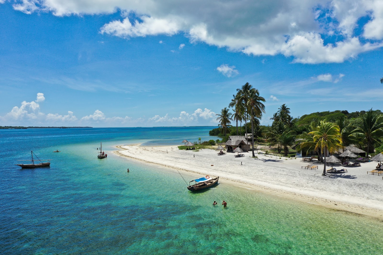 Foto de Playa de la Isla Mafia con brillante arena fina superficie