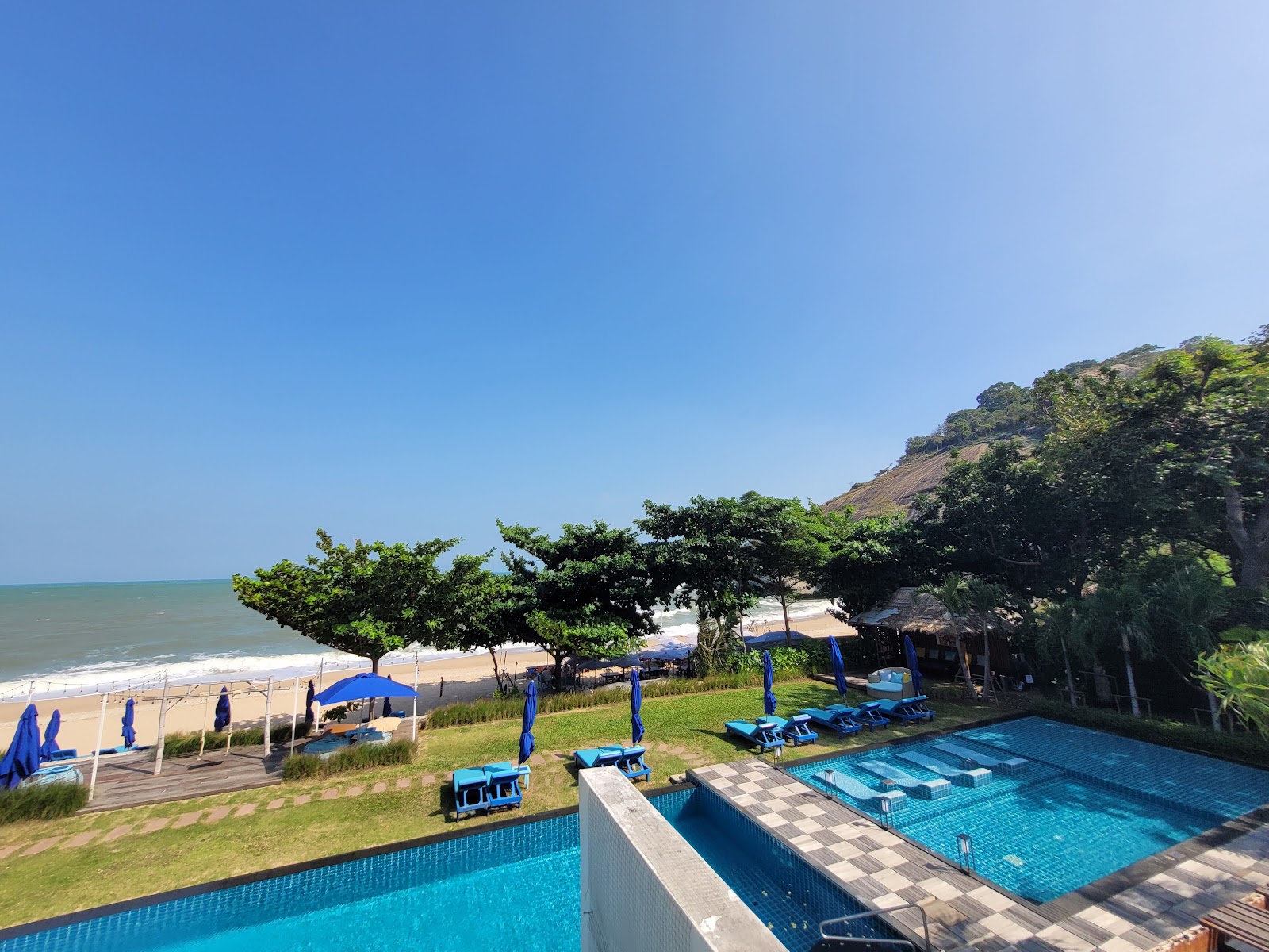 Foto van Sai Noi Beach ondersteund door kliffen