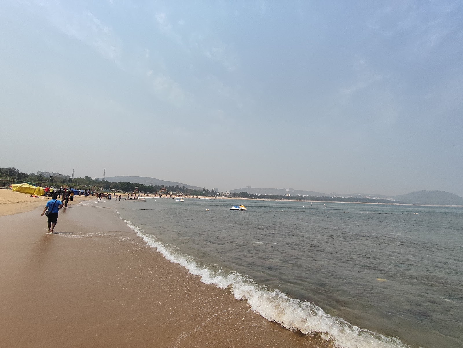 Fotografija Rushikonda Beach z dolga ravna obala