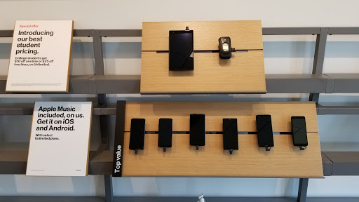 Cell Phone Store «Verizon», reviews and photos, 1335 Lake Woodlands Dr A, The Woodlands, TX 77380, USA