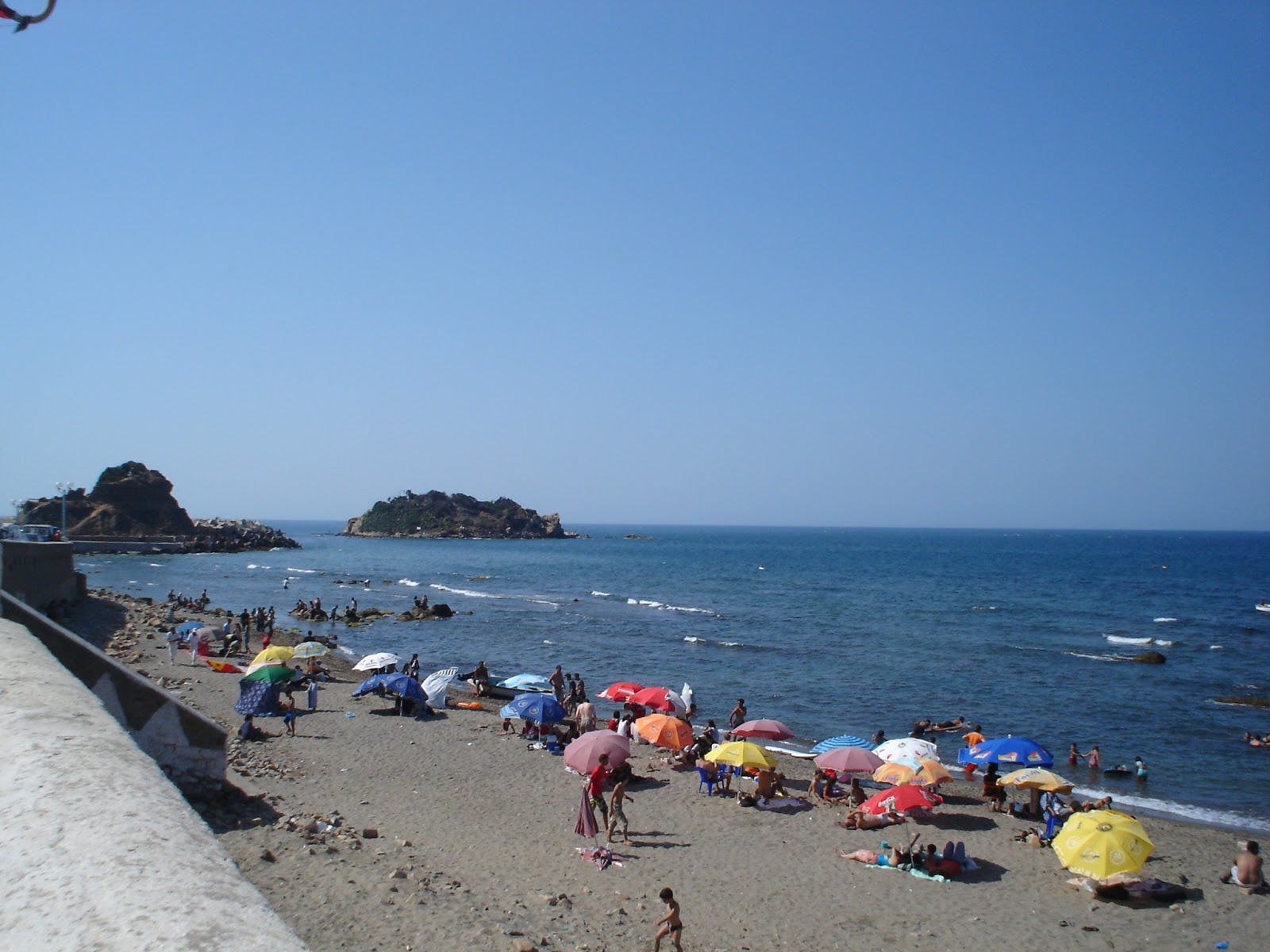 Foto di Grande Plage con una superficie del sabbia luminosa