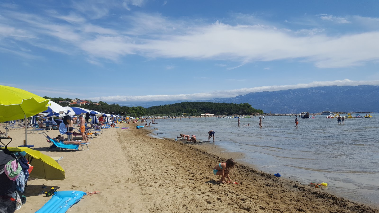 Foto di San Marino beach circondato da montagne