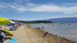 Foto di San Marino beach circondato da montagne