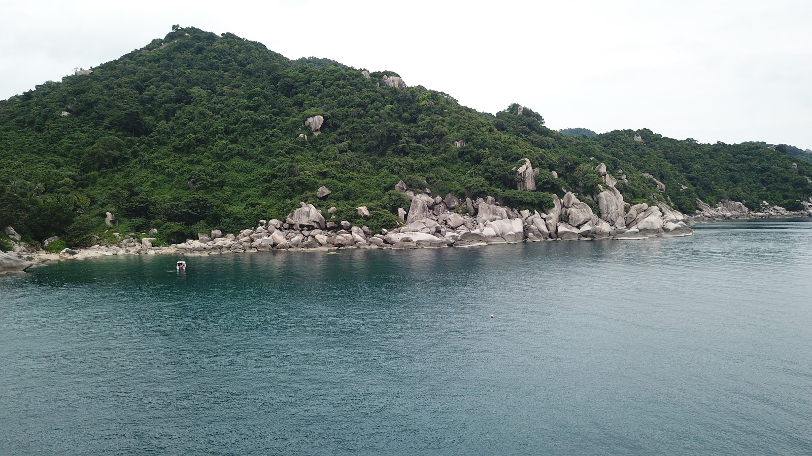 Mao Bay Beach'in fotoğrafı dağlarla çevrili