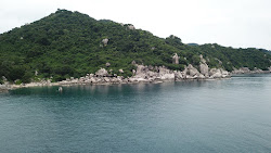 Mao Bay Beach'in fotoğrafı dağlarla çevrili
