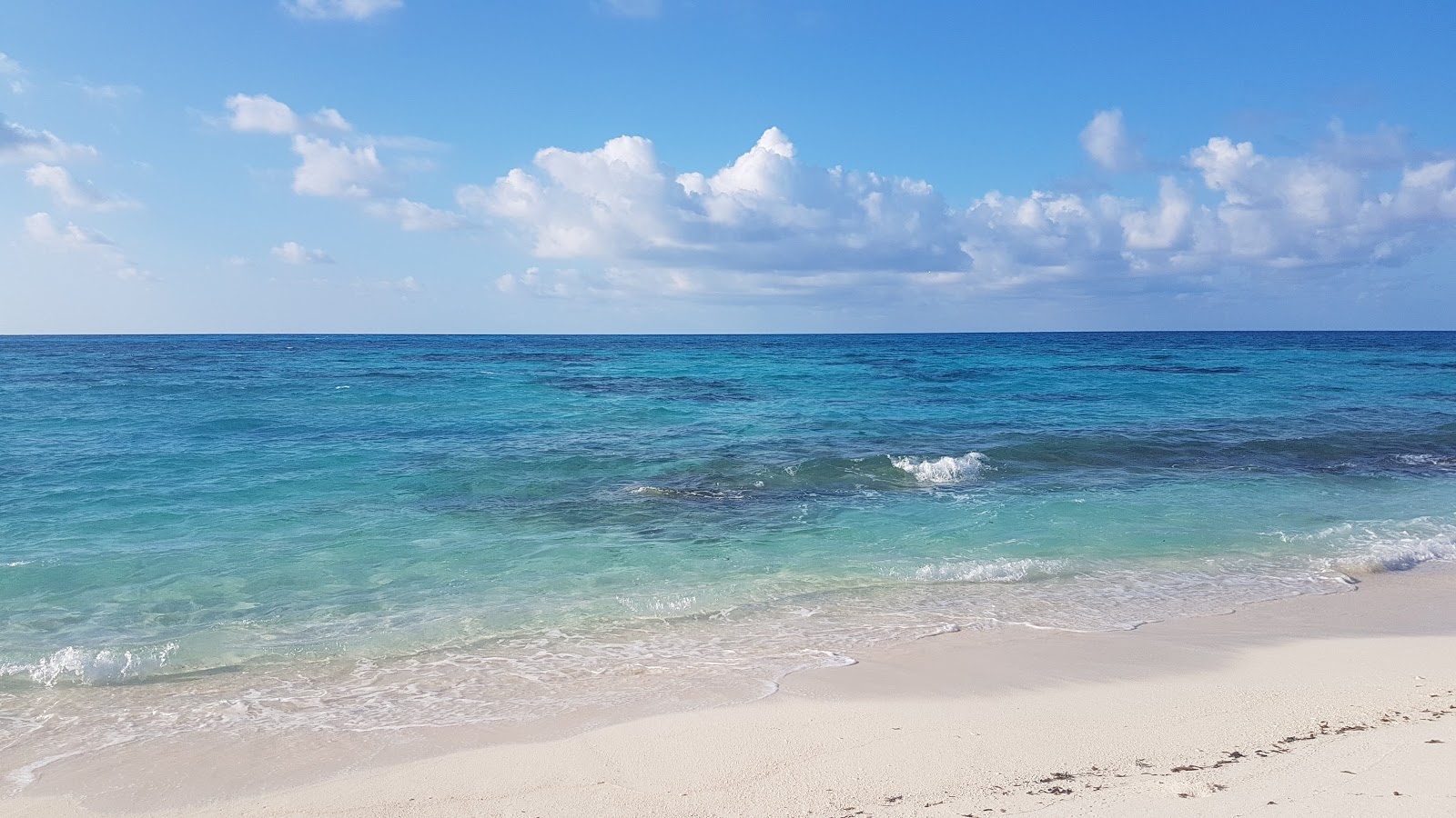 Foto van Denis Island Beach met turquoise puur water oppervlakte