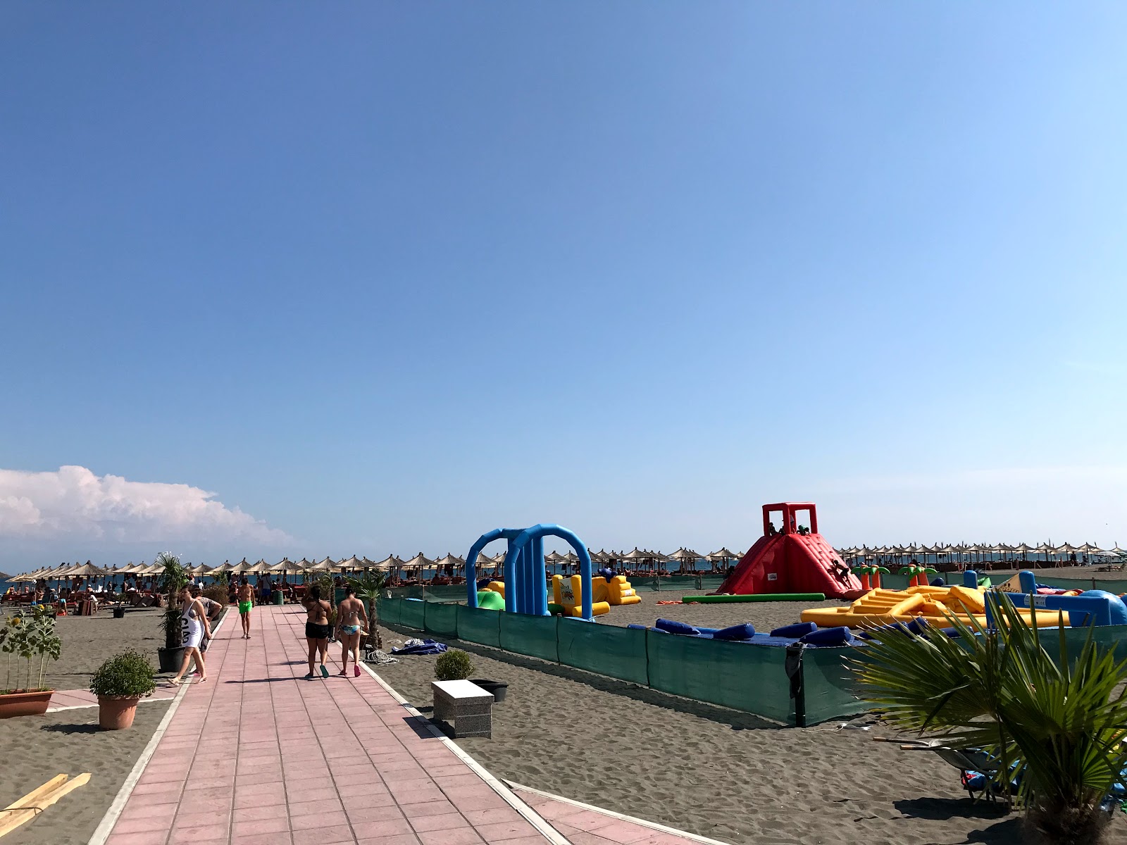 Plazhi Ada'in fotoğrafı - rahatlamayı sevenler arasında popüler bir yer