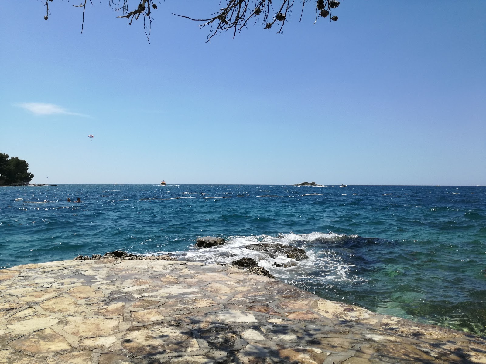 Fotografie cu Plava Laguna beach și așezarea